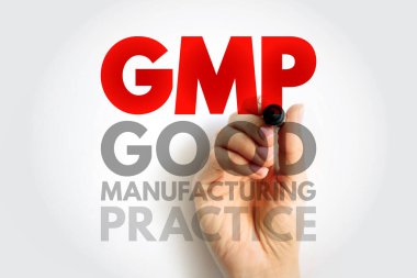GMP İyi İmalat Uygulaması konsepti beyaz arka planda el ve işaret ile. Üretim ve güvenlik uyumu için kalite güvencesi ve kontrol standart kısaltması