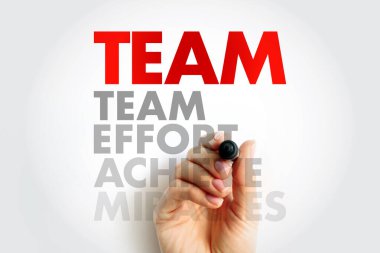 Ekip Çabası Mucizeler Metni bir el işareti ile, kurumsal ilham verici bir ortamda işbirliği, motivasyon, birlik ve liderlik kavramını temsil ediyor.