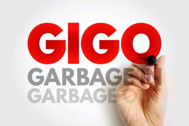 GiGO GARBage Kağıt üzerine el yazısıyla yazılmış yazı, veri işleme, hesaplama mantığı ve bilgi sistemlerindeki doğruluğu temsil ediyor