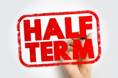 Bir çerçevenin içinde, okul tatilini ya da sömestr tatilini simgeleyen kalın harflerle yarı yarıya. Eğitim, program ve akademik takvim kavramı