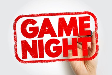 Oyun gecesi, toplumun eğlencesini, sosyal etkinliğini, eğlence planlarını ve akşam aktiviteleri için davetiye enerjisini ön plana çıkaran kaba bir sınırla çerçevelenmiş, bir el tarafından tutulan eğlenceli bir pul olarak gösterildi.