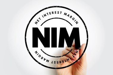 NIM Net Faiz Marjı damgası ile el çizimi damgası, kalın NIM mektupları ve finansal konsept metni vurgulanan dairesel mühür, borç verme ve mevduat işlemleri arasında bankacılık karlılığının yayıldığını gösteren