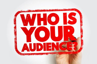 Düşüncelere yol açan bir pazarlama sorusu sunan ve bir el tarafından tutulan cesur bir damga olarak gösterilen yardımınız kimdir? Dokulu sınır, stratejik planlama ve hedef grup tanımlamasını vurguluyor