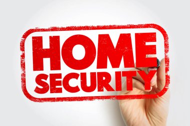 Ev Güvenliği, güçlü bir güvenlik mesajı ve damgalı bir stil tasarımı ile korunma, güvenilirlik ve ev güvenliği iletişimi üzerine net bir görsel odak taşıyan, bir el tarafından tutulan cesur bir damga olarak gösterilir.