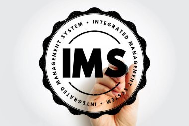EŞLENmiş MANAGEMENT SİSTEM IMS damgası dairesel profesyonel amblemde el işareti, kurumsal standartlar için ideal, uyum görselleri, iş akışı organizasyonu ve iş sistemi belgeleri