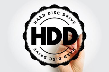HDD Hard Disk Sürücüsü dairesel bir rozet tasarımında gösteriliyor. Cesur merkezi metnin arkasında bir el işareti tutuyor ve amblem biçiminde bir amblem ve donanım fikrini resmediyor.