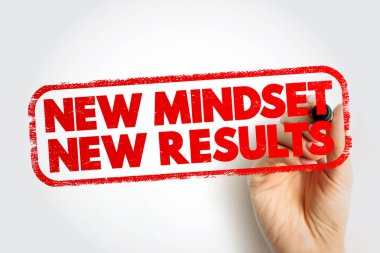 YENİ İNSANLIK YENİ SİLAHLAR güçlü kalın harflerle gösterilmiş bir el işareti ile motivasyon, kişisel büyüme, gelişim, ilham ve olumlu dönüşümü ifade eder.