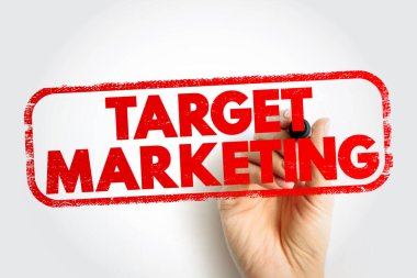 Hedef pazarlama metni kalın bir pul tarzında gösterildi. Bir el işareti ile, odaklanmış promosyon stratejisi, izleyici segmentasyonu ve etkili iş iletişimi çabalarını gösteren.