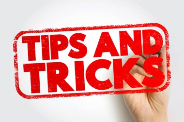 TIPS ve TRICKS kalın pul tarzı metin bir el tarafından yazılıyor, yararlı rehberlik, tavsiye, kısayollar, içgörüler ve becerileri geliştirmek veya görevleri etkili bir şekilde çözmek için basit yöntemleri sembolize ediyor
