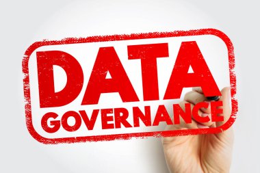 DATA GOVERNANCE, veri kontrolü, güvenlik, uyum, bilgi kalitesi, politikalar ve kurumsal veri yönetimini temsil eden bir el çizimi ile koyu kırmızı bir çerçevede görüntülendi