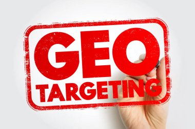 Jeo TARGETING kalın bir pul formatında ve elinde bir işaretle gösterildi. Görüntü konum bazlı pazarlama, stratejik segmentasyon ve dijital reklamcılık veya analitik temalar için seyirci odaklanıyor