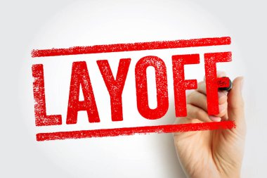 Pul harfleriyle gösterilen LAYOFF, istihdam değişiklikleri, işgücü azaltımları, iş geçişleri ve ekonomik zorluklarla ilgili bir iş yeri temasını vurguluyor