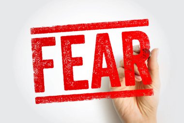 Güçlü bir görsel mesajda gösterilen duygu, endişe, uyarı, tehdit tepkisi, psikolojik gerilim ve kişisel meydan okumayı yansıtan bir el işareti ile kalın bir pul tarzında gösterilen korku metni