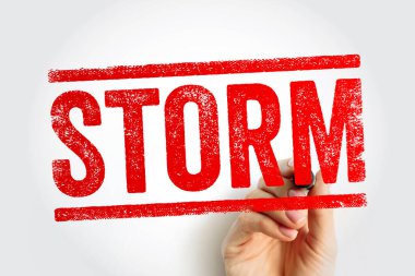 Fırtına metni kalın bir pul tarzında gösterildi. Görünür bir el bir işaret tutuyor. Görsel vurgu için basit bir grafik kompozisyonu içinde gücü, yoğunluğu, gücü ve hava durumunu sembolize eden görüntüyü kavra