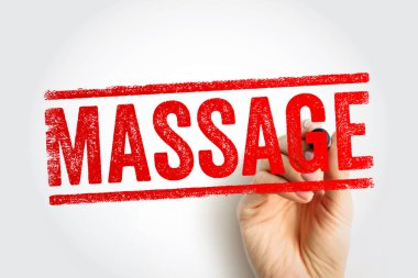 Masaj metni kalın kırmızı bir pul şeklinde gösterilirken, bir el de harflerin ana hatlarını bir kalemle çiziyor. Rahatlamayı, terapiyi, sağIığı ve vücut bakımını temsil eden konsept görüntü temiz bir düzende