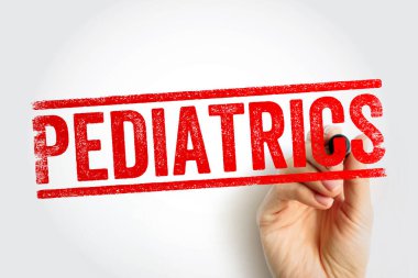 Pediatri metni kalın kırmızı bir pul tasarımı ve elinde kalem tutan bir el. Çocukların sağlık hizmetleri, tıbbi uygulama alanlarını vurgulayan kavramsal görüntü