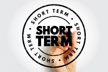 Kısa dönem metni, kısa zaman çizgileri, hızlı eylemler ve acil iş veya proje hedefleri üzerine odaklanmış bir konsepti temsil eden, görünür bir el işareti ile dairesel bir pul grafiğinde yer aldı.