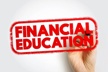 Finans Eğitimi, para yönetimi becerileri, bütçe, yatırım, finansal okuryazarlık eğitimi ve bilgilendirilmiş karar verme bilgisini temsil eden, bir el tarafından tutulan cesur bir kırmızı pul olarak gösterildi.