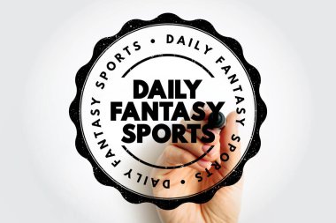 Bir el tarafından tutulan cesur dairesel bir pulun içinde gösterilen GÜNLÜK FANTASY Spor, rekabetçi oyunları, oyuncu seçimlerini, skor yarışmalarını ve temiz bir amblem tarzında hızlı spor müsabakalarını sembolize ediyor.