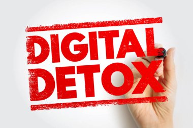 Dijital detoks, ekranlara, farkındalığa, azaltılmış teknoloji kullanımına ve daha sağlıklı dengeye bir ara vermenin göstergesidir. Resim netlik, odak ve kasıtlı olarak sıfırlama iletir