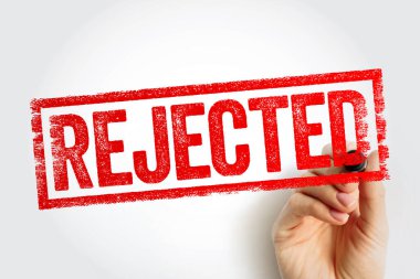 Bir el tarafından tutulan REJECTED damgası, reddedilen başvurular, başarısız başvurular ve net reddetme sinyalleri gerektiren iş veya idari kararlar için kullanılan cesur bir doku reddi işareti sunuyor