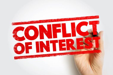 Kalın kırmızı INTEREST damgası bir el ile yerleştirilir, etik hususlar, organizasyonel şeffaflık gereksinimleri, ifşa gereksinimleri ve potansiyel mesleki ikilemler işaret