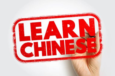 Bir el tarafından tutulan Çince öğrenme damgası, pul biçiminde dil öğrenmeyi ve kültürel keşfi vurguluyor, eğitim, seyahat hedefleri, beceri geliştirme ve küresel iletişim temaları için ideal