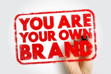 Siz kendi markanızsınız. Bir el tarafından tutulan, yuvarlak bir çerçeveye sarılı, bireyselliği, kişisel kimliği, pazarlama zihniyeti ve kendi güdümlü profesyonelliği vurgulayan koyu kırmızı, sıkıntılı bir damga olarak sunuluyorsunuz.
