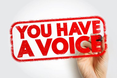 Koyu kırmızı desenli bir pul tarzıyla görüntülenmiş, yuvarlak bir çerçeve içinde bir el tarafından tutulan güçlü bir görsel mesajda kendini ifade etme, katılımı ve kişisel ajansı ifade eden bir sesiniz var.