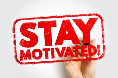 KALDI KALDI! Bir el tarafından tutulan yuvarlak bir pulun içinde koyu kırmızı harflerle gözükür, ilham, cesaret, zihniyet gücü ve günlük kişisel gelişim motivasyonunu ifade eder.