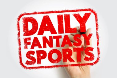 Saydam bir yüzeye elle yazılmış Daily Fantasy Sports damgası, dijital spor yarışmasını, istatistik tabanlı oyunları, takım yönetimini, çevrimiçi turnuvaları, bahis stratejilerini ve fan katılımını temsil ediyor.