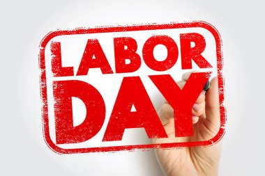 Şeffaf bir yüzeye elle yazılmış İşçi Bayramı damgası, işgücü takdirini, istihdamın tanınmasını, endüstri kutlamalarını, işçi haklarını, mesleki katkıları ve ulusal iş tatili konseptini temsil ediyor.