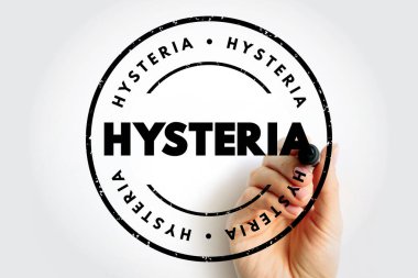 Elle tutulan Histeri damgası, kalın tipografide, zihinsel sağlık farkındalığı, stres bozukluğu ve psikoloji eğitimi için temiz arka planda izole edilmiş dairesel mühür içerisindeki aşırı duygusal durum terimini göstermektedir.