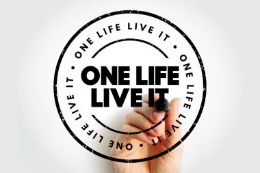 One Life Live It damgası, ilham kavramı, kişisel gelişim ve pozitif zihniyet kullanımı için temiz arka planda izole edilmiş dairesel mühür içerisindeki kalın tipografisinde motivasyonel hayat alıntısını gösteriyor.