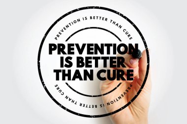 Elle tutulan Önleme, tıbbi farkındalık, sağlık teşviki ve hastalık önleme konsepti kullanımı için temiz arka plana izole edilmiş yuvarlak mühür içerisindeki kalın tipografide sağlık güvenliği sloganını gösteriyor