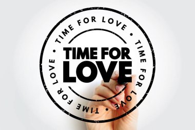 Sevgi dolu dairesel damga zamanı. Romantik mesaj. El ele tutuşma işareti aşk kavramı yaratıyor. İlişki, romantizm, kutlama, bağlantı, duygu, selamlama ve tatil promosyonu için dekoratif tipografi rozeti