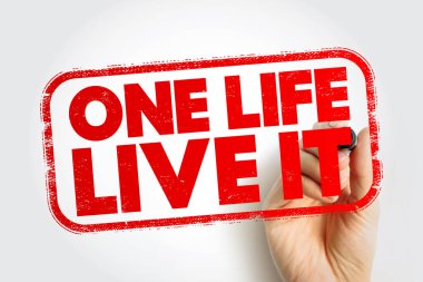 BİR HAYAT YAŞIYOR Bir el tarafından tutulan koyu kırmızı bir damga olarak gösterilir, enerji ve kararlılık taşıyan dokulu dikdörtgen bir sınır içinde motivasyon, amaç ve kişisel yetkilendirmeyi sembolize eder.