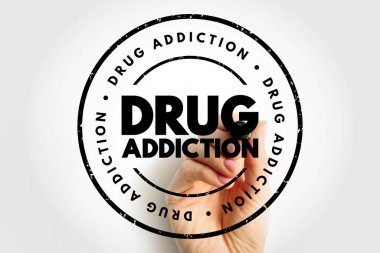 Ele sahip uyuşturucu bağımlısı damgası dairesel bir mühür, cesur merkezi ifadeler ve tekrarlayan sınır metni, madde kullanımı sorunlarına ilişkin farkındalığı en az grafik tarzda temsil eder