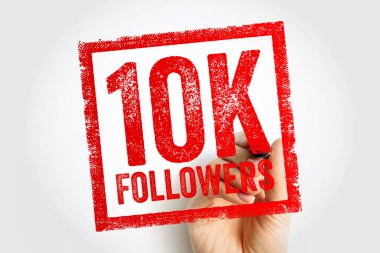 10K FOLLOERS koyu kırmızı dikdörtgen damgalı, sıkıntılı bir doku ve işareti çizen bir el. Sosyal medya kilometre taşlarını, büyüme güncellemelerini, nüfuz artırıcı markalaşmasını veya izleyici kitlesi oluşturan görselleri kutlamak için ideal