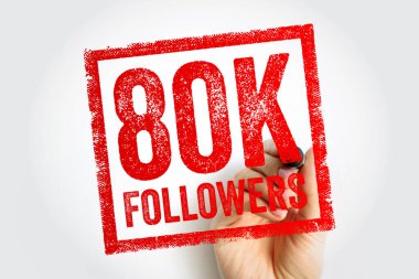 80K FOLLOWERS damgası bir el tarafından tutulan cesur desenli bir görünüm ile sergileniyor, toplumsal profil büyümesi, dijital dönüm noktaları, izleyici ilişkileri güncellemeleri, pazarlama promosyonları ve toplumsal başarıları gözler önüne sermek için ideal