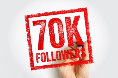 70K FOLLOWERS damgası, sosyal profil güncellemeleri, toplumsal katılım görselleri, pazarlama duyuruları ve izleyici genişlemesi için uygun bir büyüme kilometre taşını temsil eden, bir el tarafından tutulan cesur bir blok olarak sunulmaktadır.