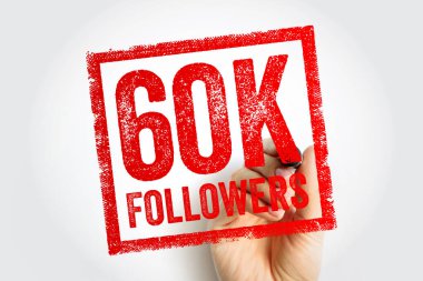 60K FOLLOWERS damgası kalın desenli bir el tarafından tutuldu, sosyal büyüme kilometre taşlarını göstermek için mükemmel, dijital katılım süreci, izleyici güncellemeleri, pazarlama görselleri ve topluluk genişleme temaları