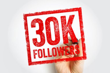 30K FOLLOWERS damgası, bir el tarafından tutulan, cesur bir sıkıntı kırmızı tasarım ile gösterilir, toplumsal profil güncellemeleri için mükemmel, topluluk büyüme duyuruları, pazarlama görselleri, nişan artırma ve dijital dönüm noktası kutlamaları