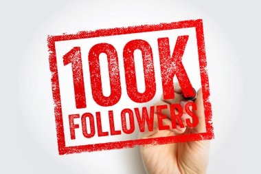 Dijital büyüme güncellemeleri, nişan kutlamaları, topluluk duyuruları, pazarlama görselleri ve seyirci genişlemesi için büyük bir sosyal dönüm noktasını temsil eden, bir el tarafından tutulan koyu kırmızı pul.