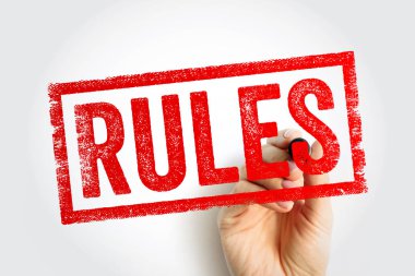 Bir el tarafından tutulan cesur, sıkıntılı kırmızı damga, yapıyı ve yönergeleri vurguluyor, politika iletişimi, uyum materyalleri, öğretici içerik, örgütsel standartlar ve resmi duyurular için ideal