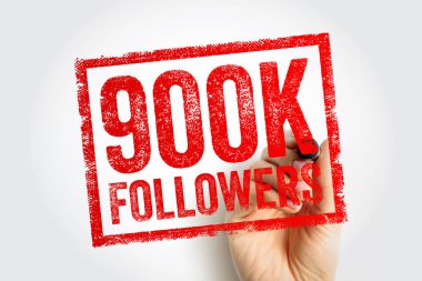 Kabataslak bir sınır içinde kalın desenli tipografi içeren 900K FOLLOWERS damgası, büyük bir sosyal medya kilometre taşı, izleyici büyümesi veya dijital etki metriği sembolize eden, bir işaret ile görünür bir el tarafından çizilmiş gibi gösterilir