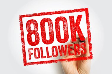 800K FOLLOWERS damgası, engebeli bir sınır içinde kalın desenli harflerle gösterilmiş, bir işaret tutan görünür bir el tarafından çizilmiş, önemli bir çevrimiçi başarı veya izleyici genişleme göstergesi yakalamış olarak tasvir edilmiştir