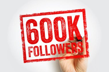 Kare bir çerçevede koyu kırmızı harflerle gösterilen 600 K 'lık mühür, büyük bir sosyal medya büyüme kilometre taşını temsil eden bir işaret ile görünür bir el tarafından çizilmiş gibi gösteriliyor.