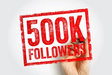 500 K FOLLOWERS kalın kırmızı desenli pul engebeli bir sınır içinde, bir işaret tutan görünür bir el, önemli bir platform kilometre taşı veya takipçi başarı vurguluyor