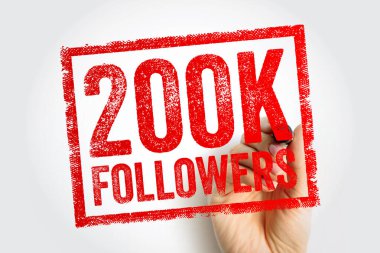 Sınırlı bir çerçeve içinde kalın kırmızı sıkıntılı harflerle damgalanmış 200K FOLLOWERS, bir işaretleyici ile görünür bir el tarafından çizilmiş, yükselen bir platform kilometre taşı ve seyirci büyüme aşaması işaretli